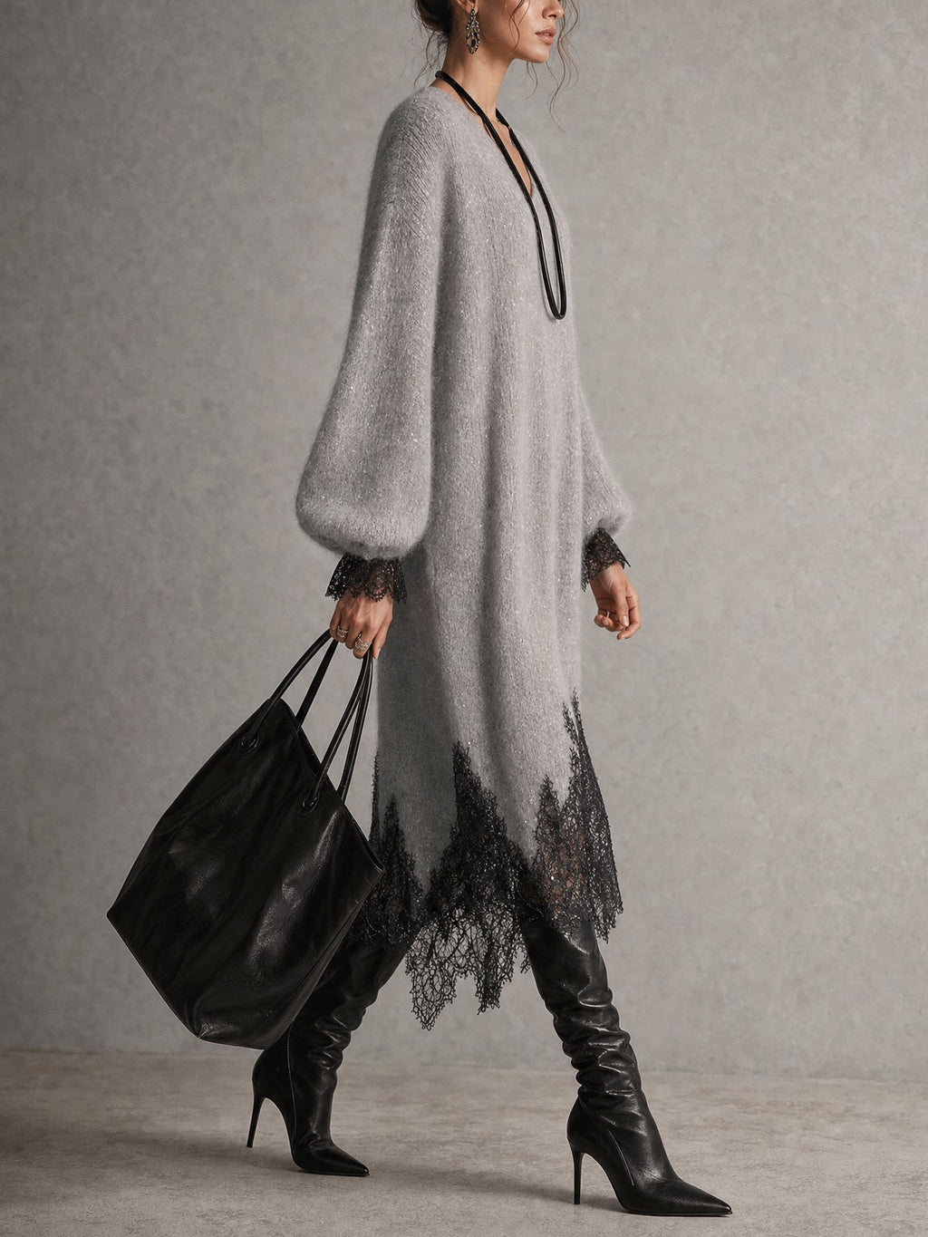 Vestido midi gris de punto con bajo de encaje