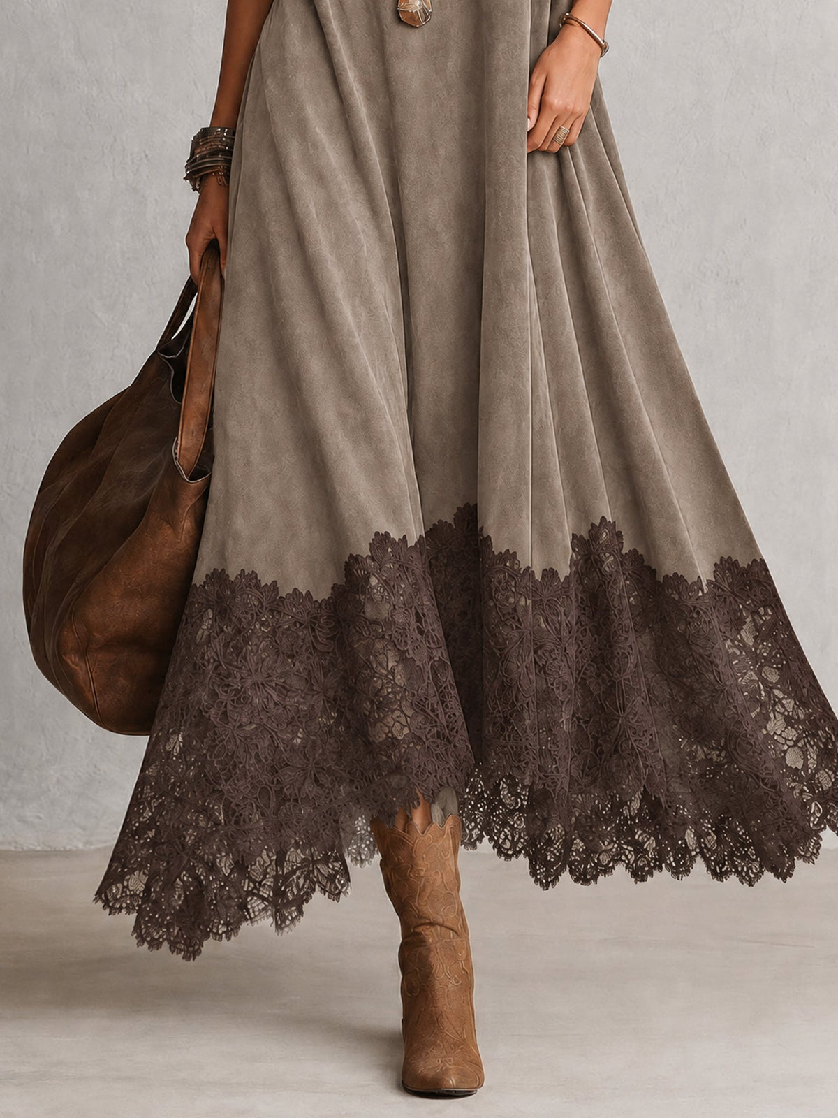 Vestido largo marrón efecto ante con mangas largas y bajo de encaje vintage